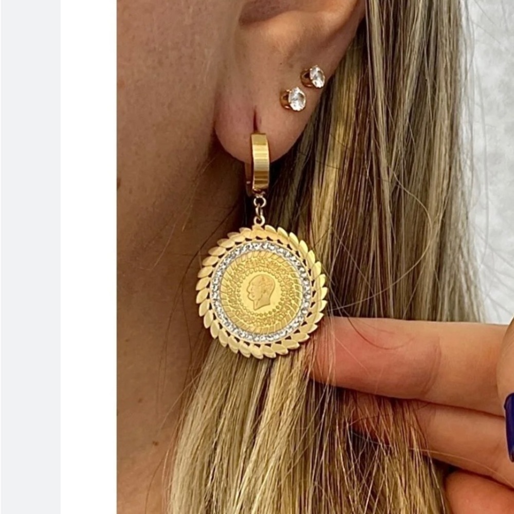 Count stainless earrings. NWT